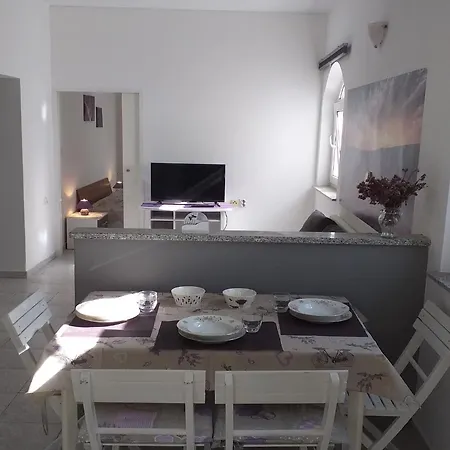 Apartament Lavanda & - One Bedroom With Shared Terrace *